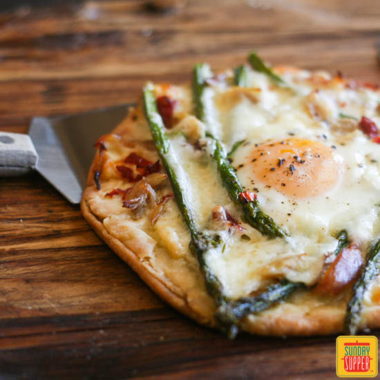 Asparagus Chicken Flatbread Pizza #SundaySupper